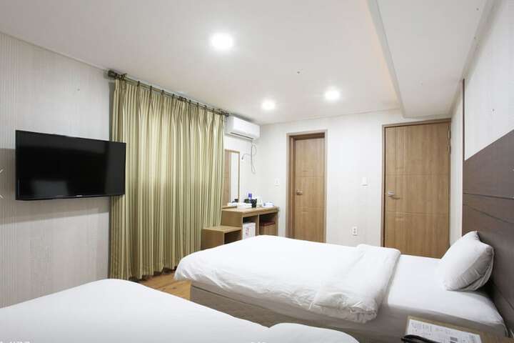 Room 5 of 28