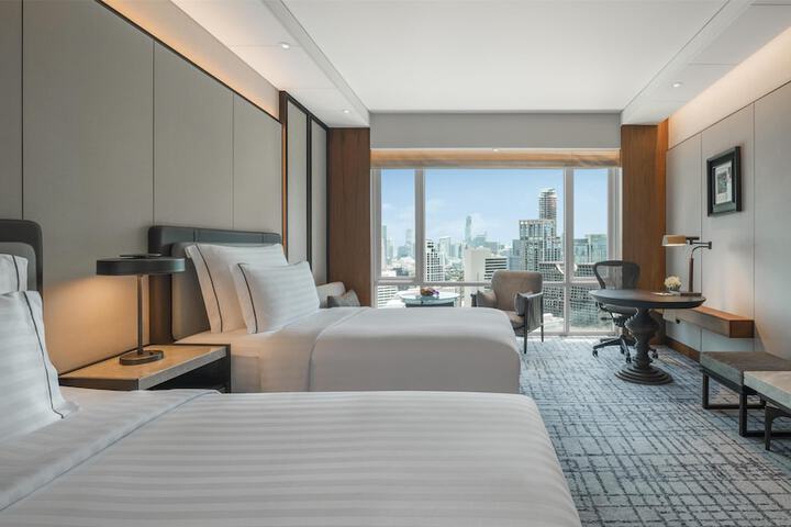 Room 8 of 90