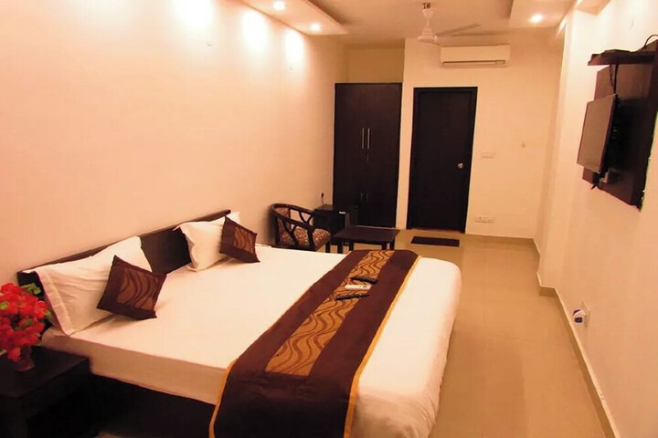 Room 9 of 90