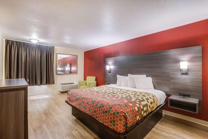 1 King Bed (4 of 6)