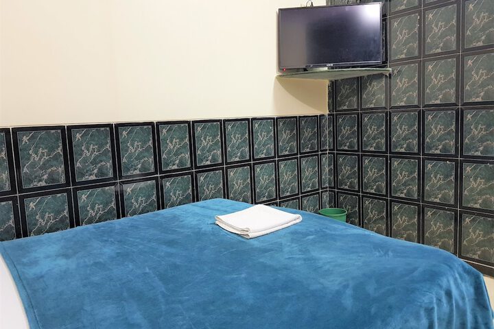 Room 7 of 12