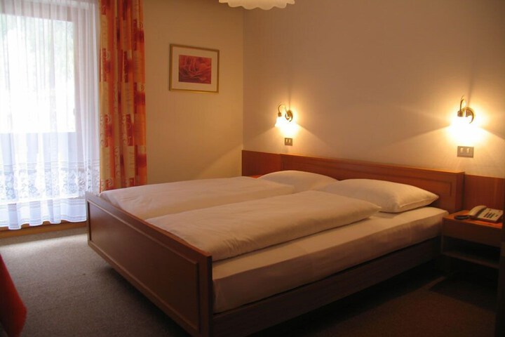 Room 13 of 36