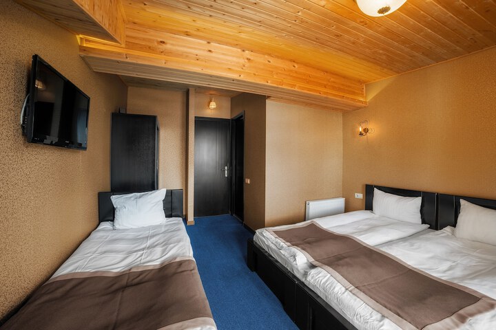 Room 5 of 104