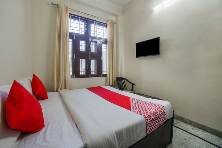 Room 6 of 10