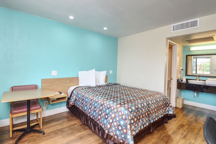 Single 2 Double Beds Accessible (5 of 7)