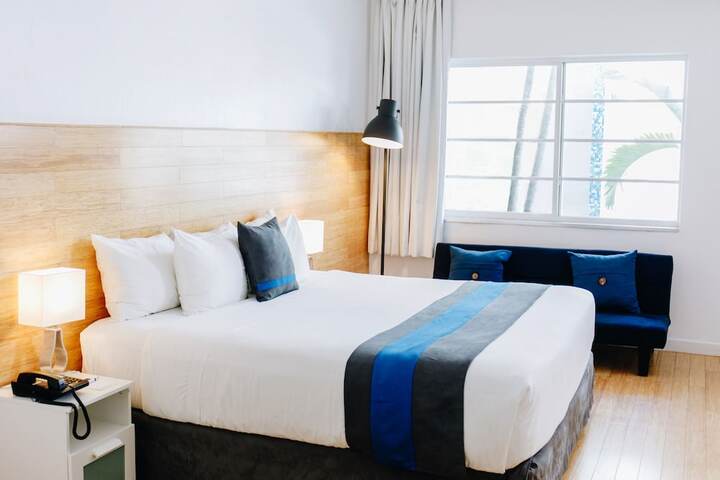 1 Queen Bed (1 of 7)