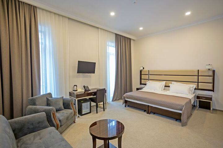 Room 8 of 33