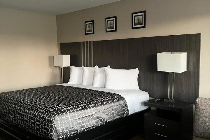Deluxe King Bed (4 of 5)