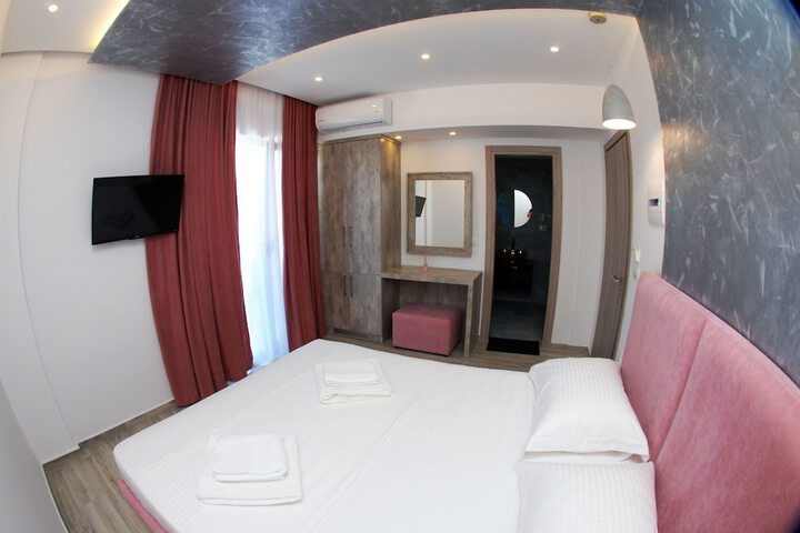 Room 4 of 103