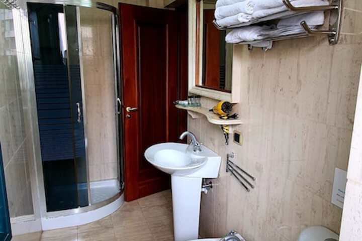 Room 17 of 28