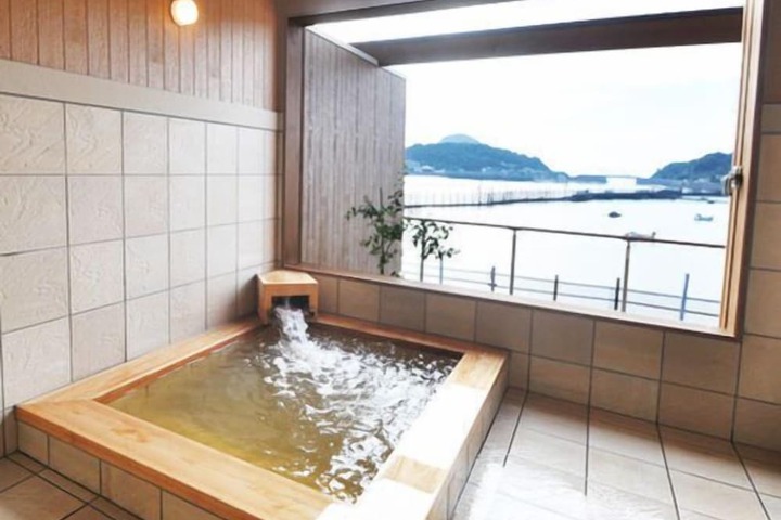 Deep soaking bathtub