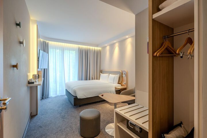 Room 28 of 72