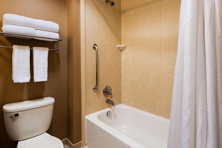 2 Queen Beds Microwave and Refrigerator WiFi Full Breakfast (10 of 14)