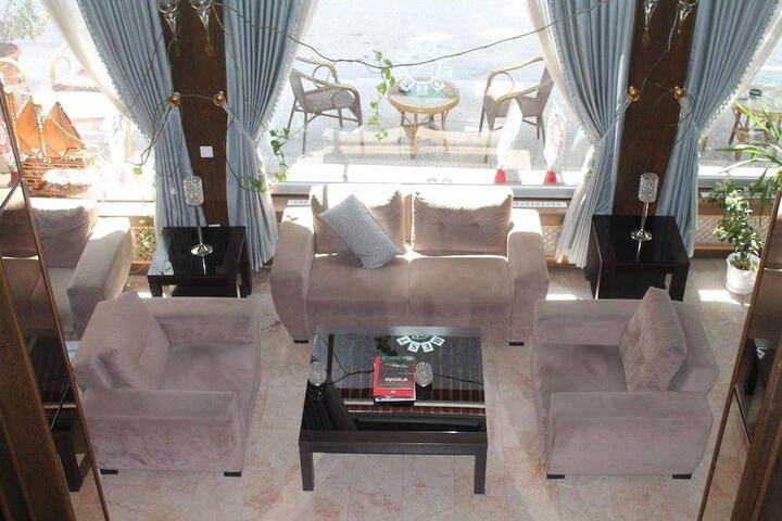 Lounge 16 of 23
