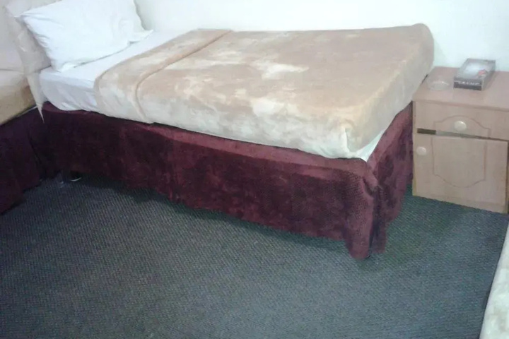 Room 6 of 16