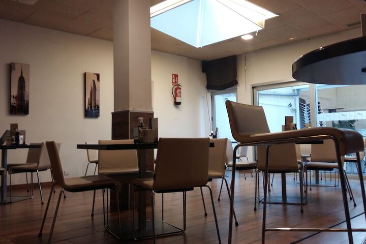 Lounge 32 of 40