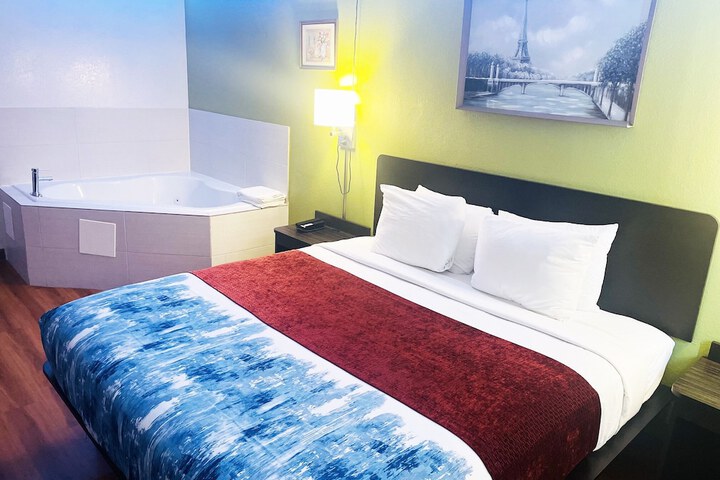 1 King Bed (2 of 8)