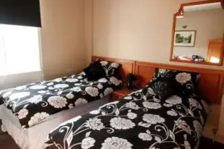Room 4 of 7