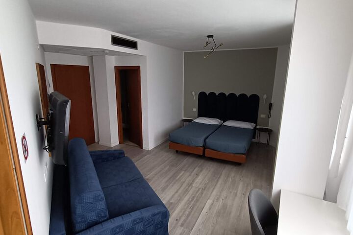 Room 50 of 103