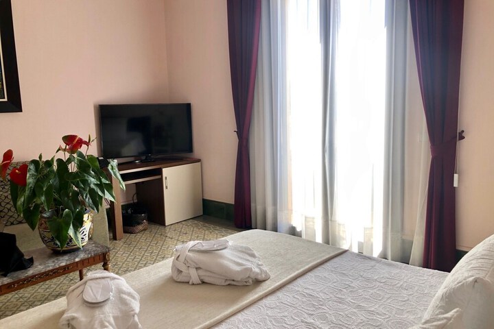 Room 28 of 103