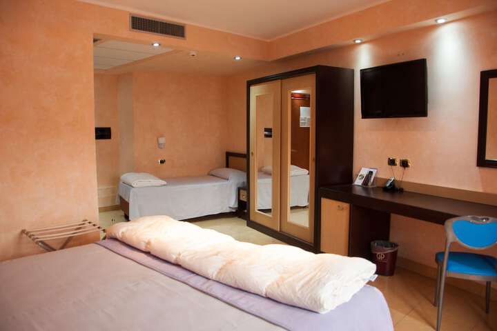 Room 8 of 98