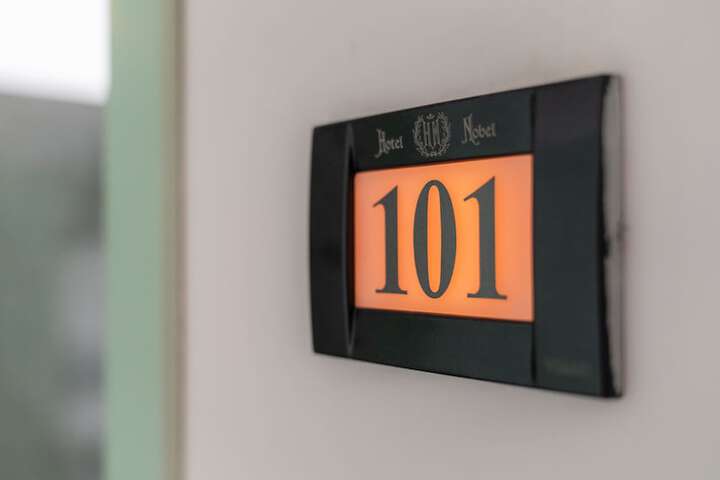 Room 16 of 38