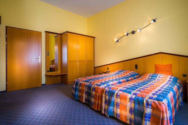 Room 7 of 10