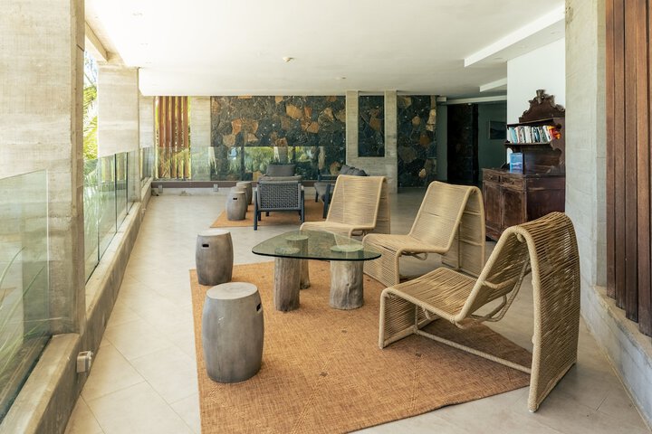 Lounge 18 of 38