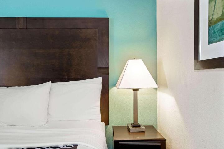2 Queen Beds (5 of 6)