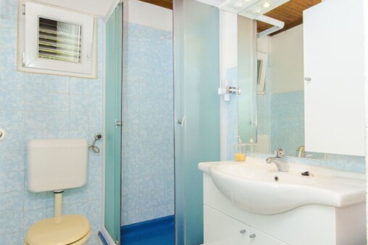 Room 7 of 12
