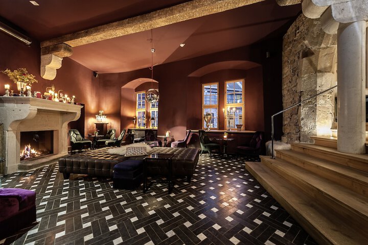 Lounge 48 of 72