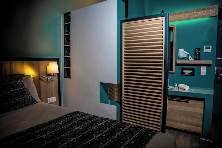 Room 33 of 100