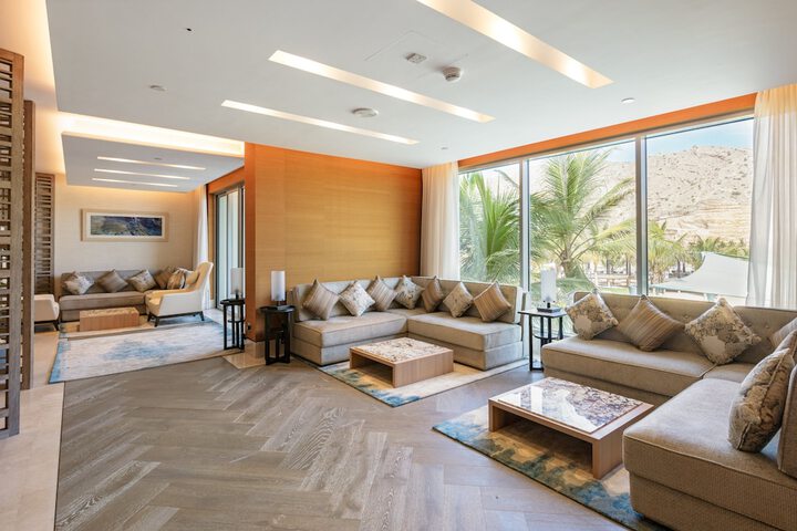 Lounge 141 of 176