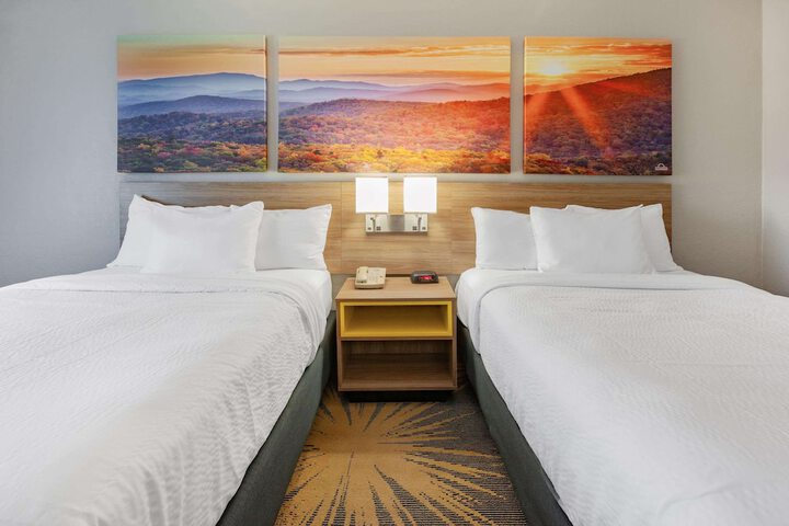 Room 6 of 25