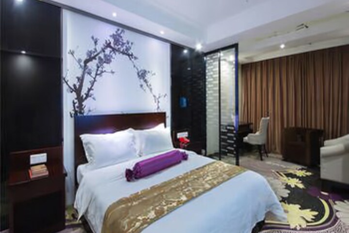 Room 4 of 8