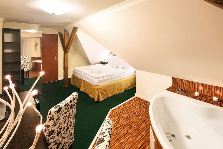 Room 11 of 37