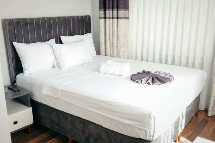 Room 7 of 8