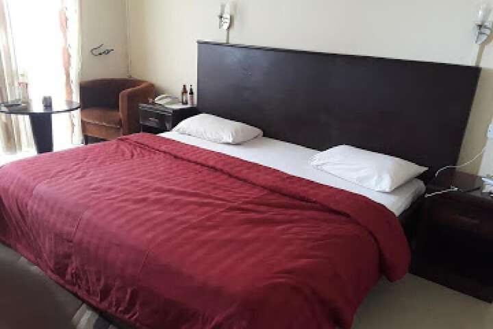 Room 10 of 32