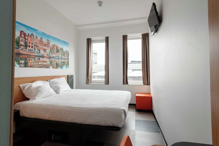 Exterior of easyHotel Amsterdam Arena Boulevard