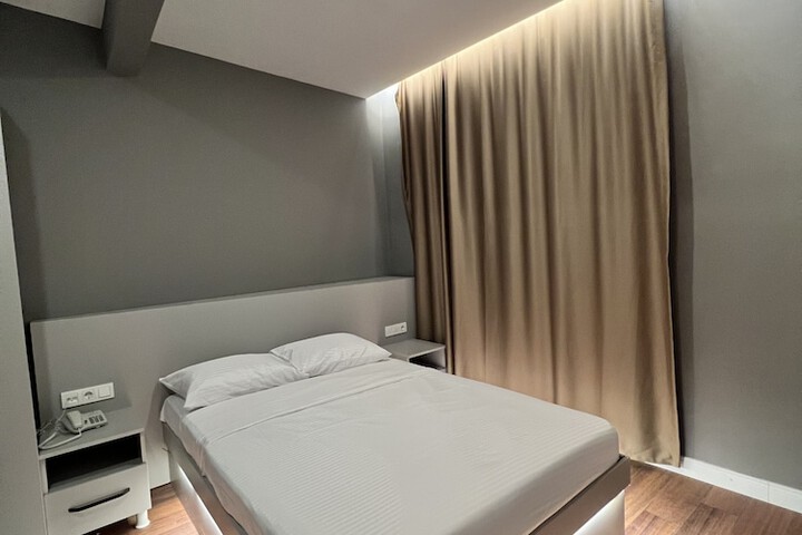 Room 27 of 73