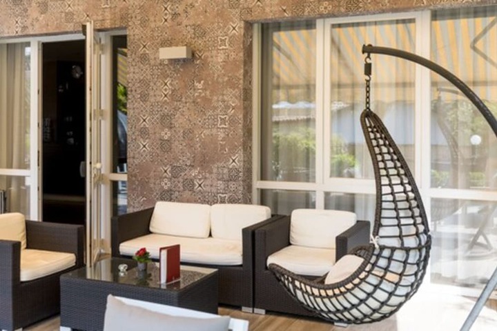 Lounge 49 of 61