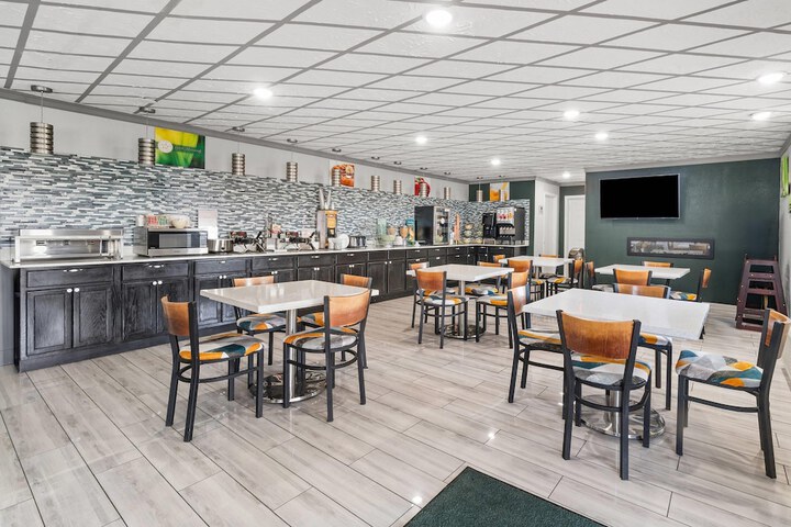 Breakfast/Coffee Service 27 of 40