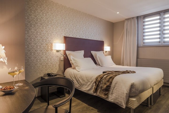 Room 9 of 37