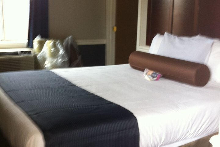 Room 6 of 16