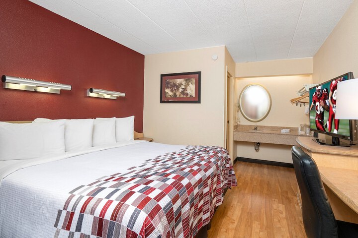 Quadruple Deluxe Queen Bed (1 of 8)