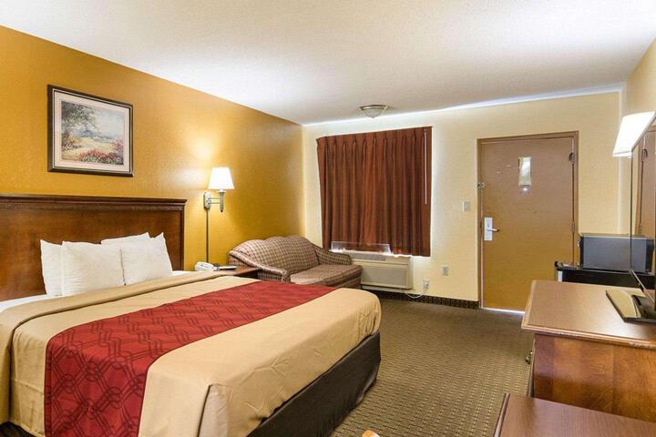 1 King Bed (2 of 12)