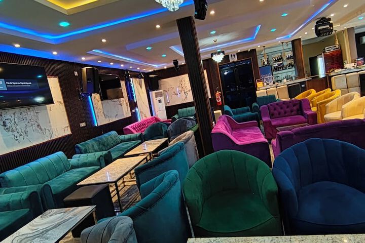 Lounge 84 of 99
