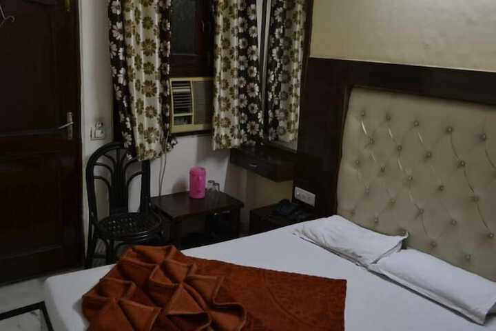 Room 8 of 12