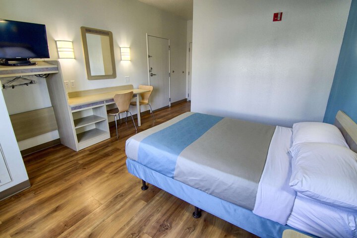 1 Queen Bed Refrigerator (3 of 13)