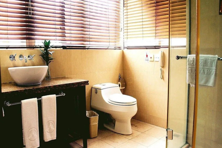 Room 8 of 12